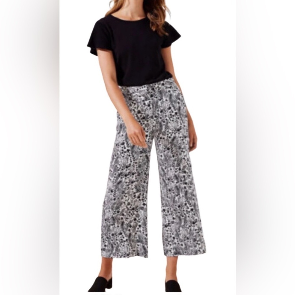 Loft Floral Black and White Women's Wide Leg Crop Pants. Size 10.